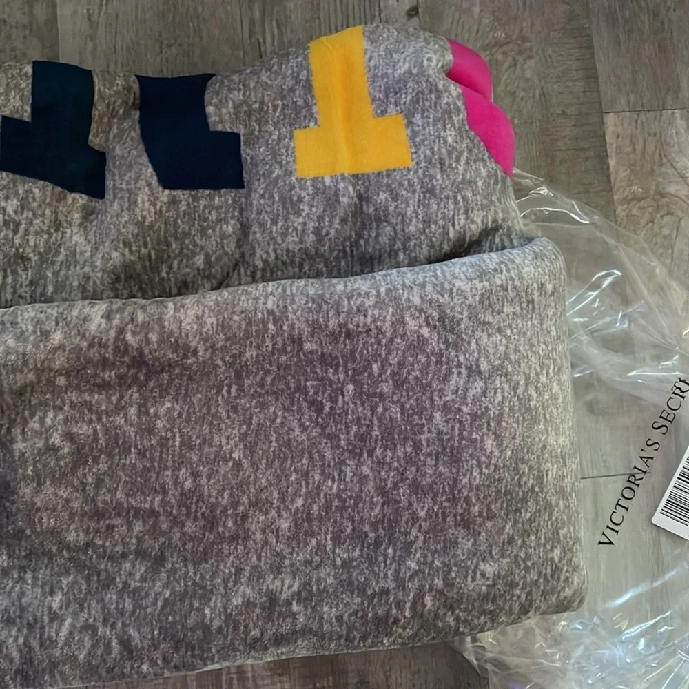 PINK Victoria’s Secret NWOT Multicolor LOVE PINK Lettering Sherpa 60x72